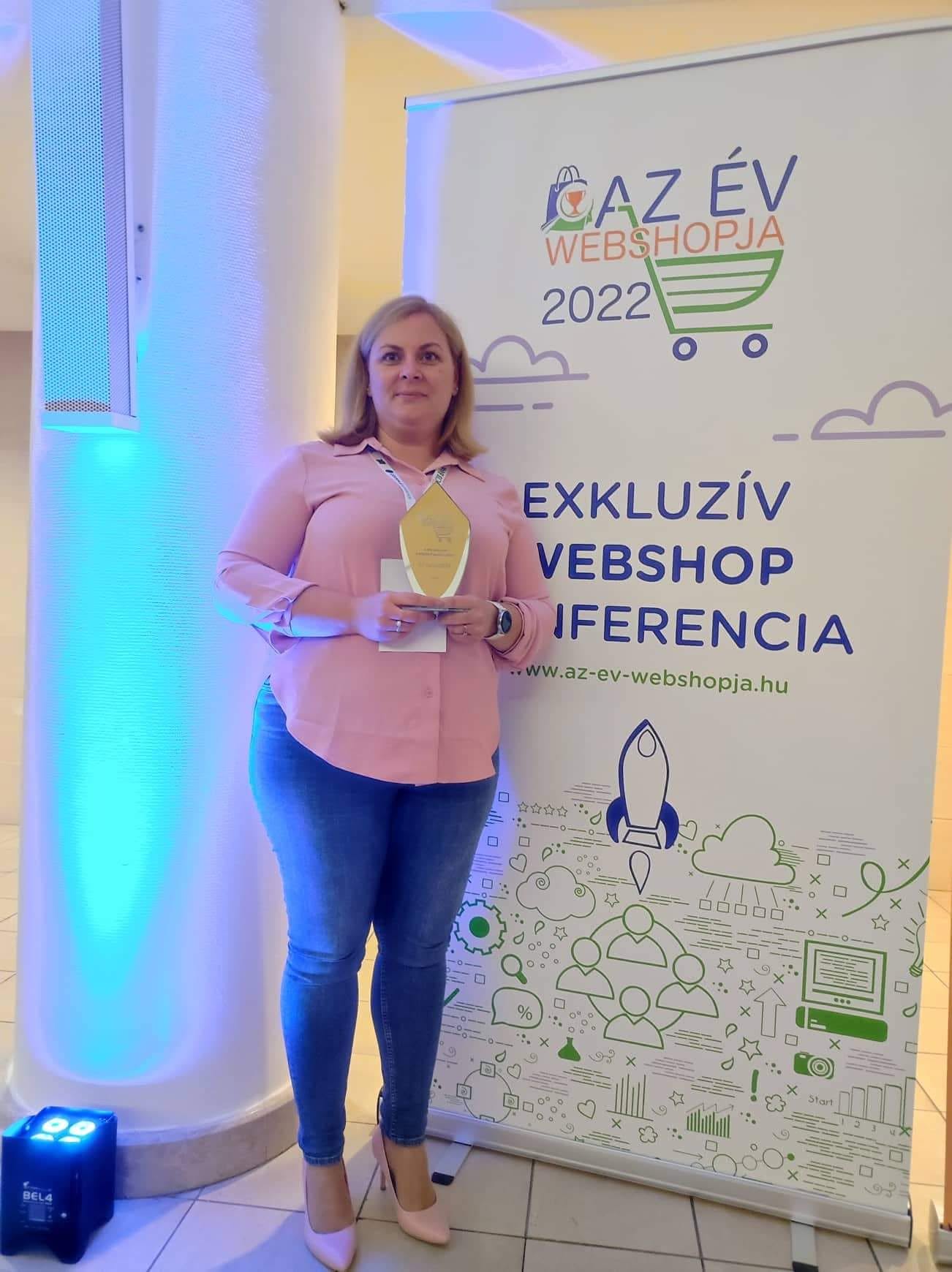 Stocker Hajnalka a díjjal a kezében